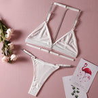 Ensemble de lingerie sexy trois pièces : soutien-gorge à chaîne métallique, string et tanga.