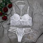 3-teiliges Set aus figurformender, sexy Dessous mit Spitzen-Strümpfen und Tanga